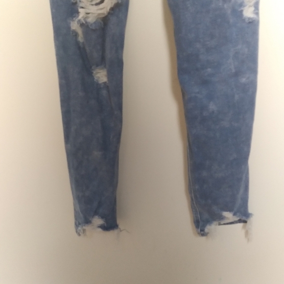 American Eagle Light Wash Distressed High Rise Stretch Denim Mom Jeans Size 0 - Picture 6 of 12